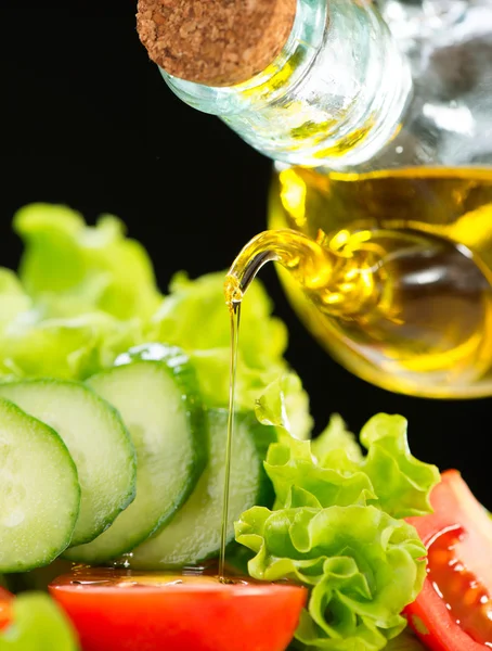 Salada de legumes com azeite — Fotografia de Stock