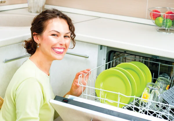 Donna in cucina a fare i lavori domestici — Foto Stock