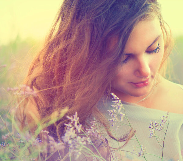 Женщина с фиолетовыми цветами
