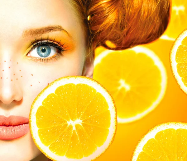 Modell flicka med saftiga apelsiner. — Stockfoto