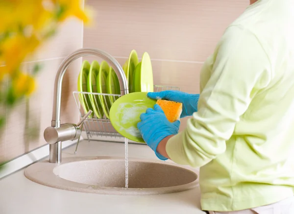 Mujer lavando platos. — Foto de Stock