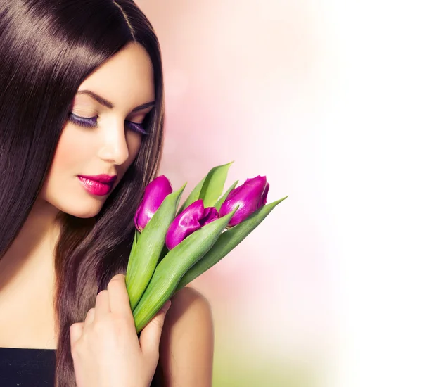 Vrouw met lente bloemboeket — Stockfoto