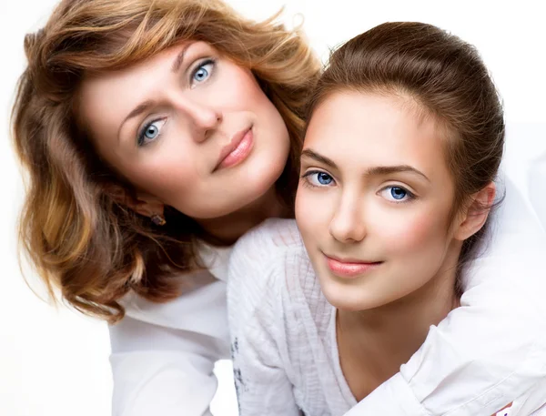 Madre e hija adolescente sonriente —  Fotos de Stock