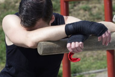 genç erkek savaşçı, sonra boks için yorgun