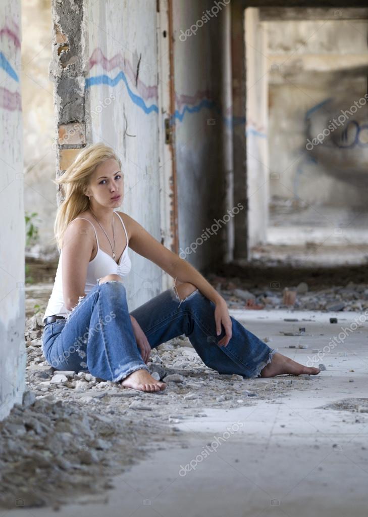 caroline-notices-a-beautiful-blonde-girl