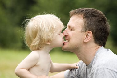 oğlunun babası ekmek ile beslenir.