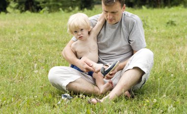 Baba oğul ayakkabı Giydir