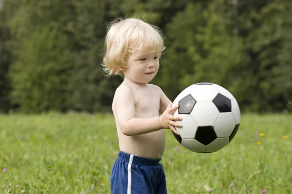 Ребенок с мячом в парке — стоковое фото