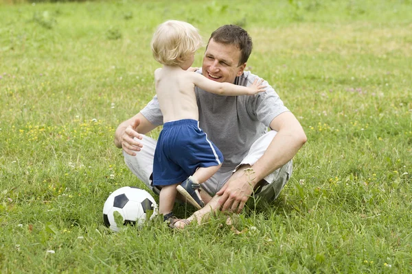 Pai jogando futebol com seu filho — Fotografia de Stock