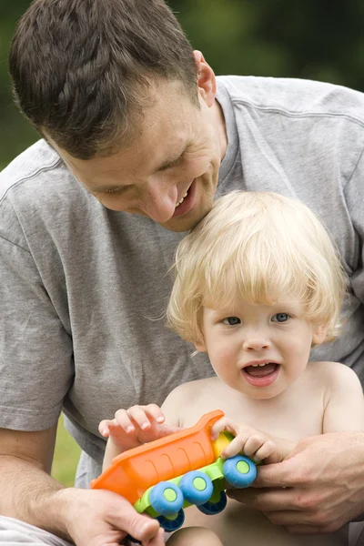 Le père joue avec l'enfant — Photo