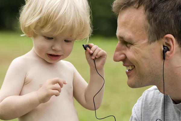 Père heureux et le fils écoutent de la musique — Photo