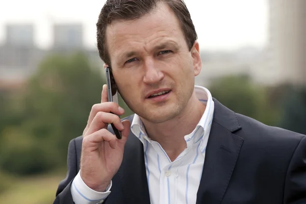 Homme d'affaires ayant une conversation sur un téléphone mobile — Photo