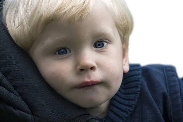 Blond kind met blauwe ogen — Stockfoto