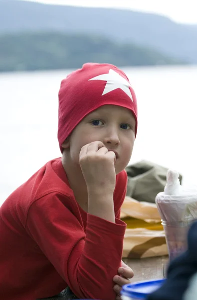 Pojken i en röd mössa med stjärna — Stockfoto