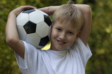 çocuğun futbol topu ile
