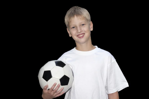 De jongen met een voetbal. geïsoleerd op een zwarte achtergrond — Stockfoto