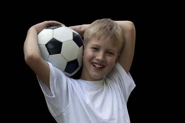 Der Junge mit dem Fußball. isoliert auf schwarzem Hintergrund — Stockfoto