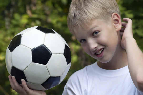 De jongen met een voetbal — Stockfoto