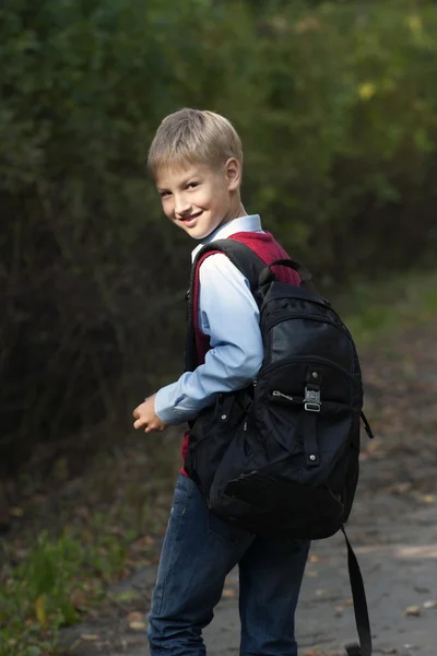 Menino da escola com mochila — Fotografia de Stock