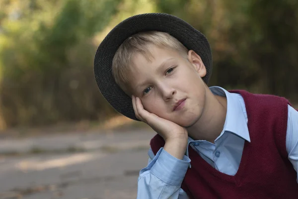 Düşünceli çocuk şapka — Stok fotoğraf