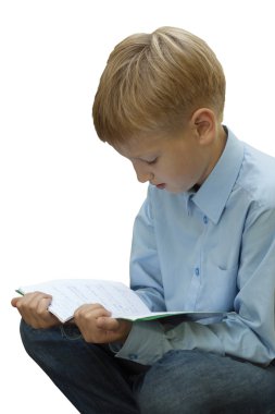 Çocuk okuyor.