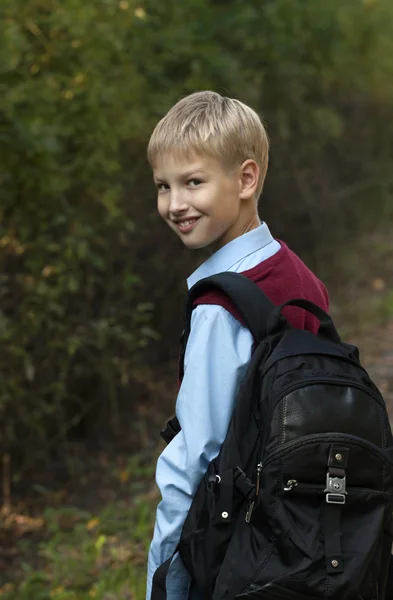 Menino da escola com mochila — Fotografia de Stock