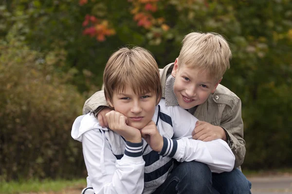 Jongens met plezier in park — Stockfoto