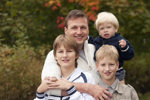 Lycklig familj ha kul i parken — Stockfoto