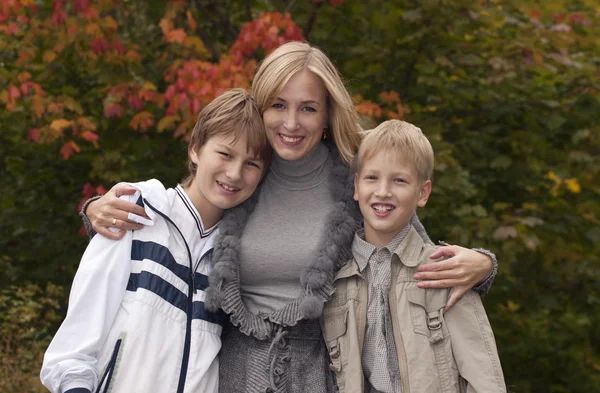 Lycklig familj ha kul i parken — Stockfoto