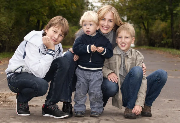 Famille heureuse s'amuser dans le parc — Photo