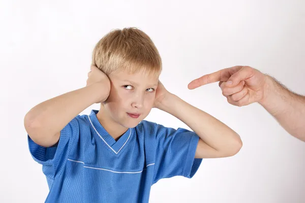 De bovenliggende brengt het kind — Stockfoto