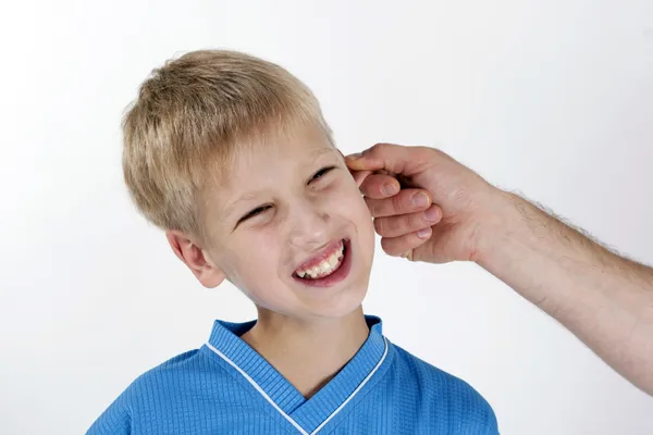 Vader straft zijn zoon. geïsoleerd op witte achtergrond — Stockfoto