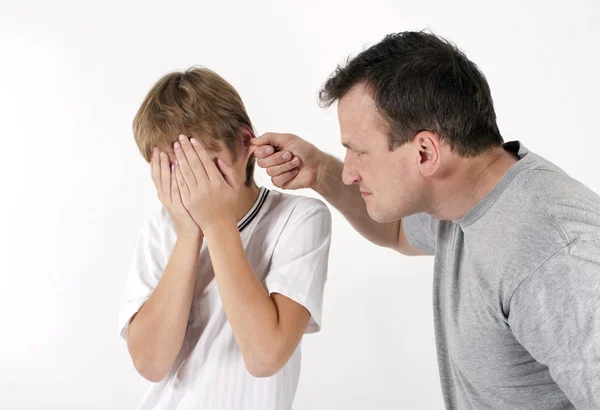 Αυστηρό πατέρα τιμωρεί τον γιο του. απομονώνονται σε λευκό φόντο Εικόνα Αρχείου