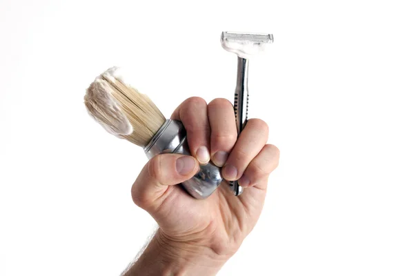 Mano de hombre con accesorios de afeitado. Aislado sobre blanco — Foto de Stock