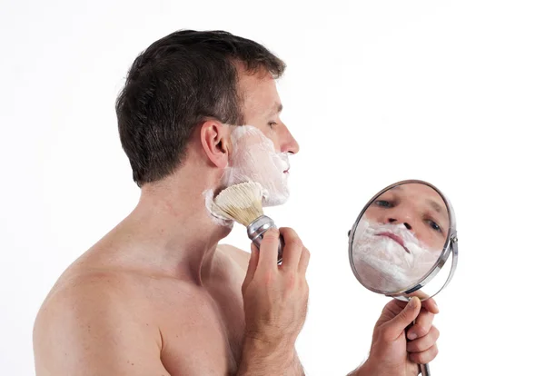 Mladý muž holení v ranní close-up. izolované na bílém b — Stock fotografie