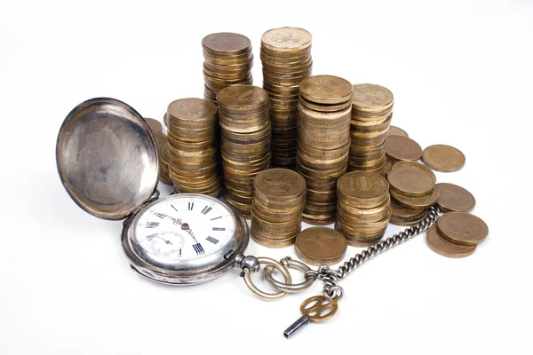 Čas je pojem peníze. mince a staré kapesní hodinky. — Stock fotografie