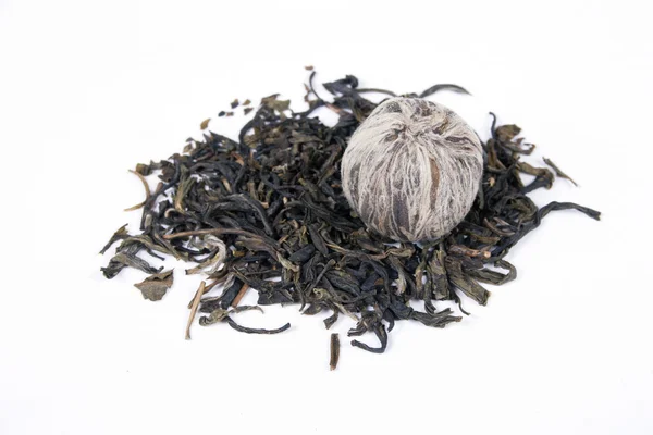 Getrocknete Blätter von Pu-Erh-Tee isoliert auf weißem Hintergrund — Stockfoto