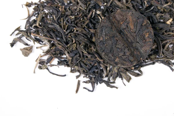 Getrocknete Blätter von Pu-Erh-Tee isoliert auf weißem Hintergrund — Stockfoto