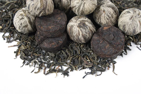 Getrocknete Blätter von weißem, grünem und pu-erh-Tee isoliert auf weißem Ba — Stockfoto