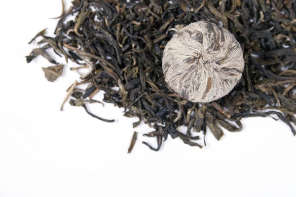 Hojas secas de té pu-erh aisladas sobre fondo blanco — Foto de Stock