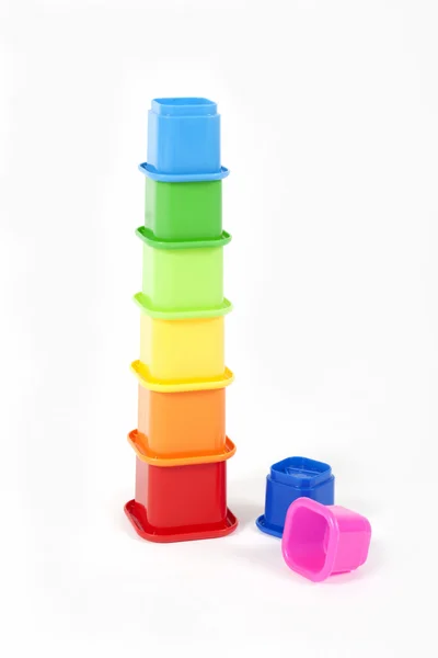 Színes műanyag játékok és a tégla elszigetelt fehér background — Stock Fotó