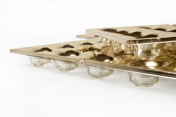 Scatola d'oro vuota di forme di cioccolatini — Foto Stock