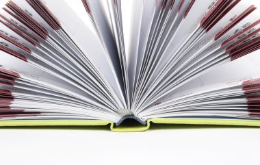 kitap açın. defter üzerinde beyaz izole