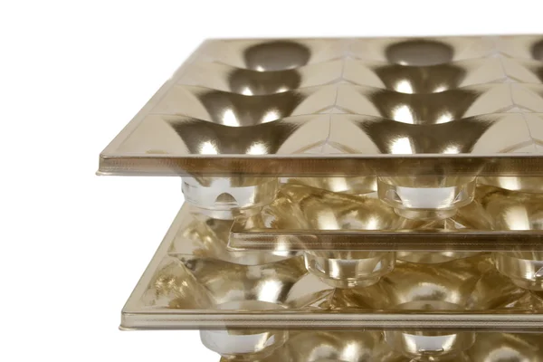 チョコレートの形状の空の黄金の箱 — ストック写真