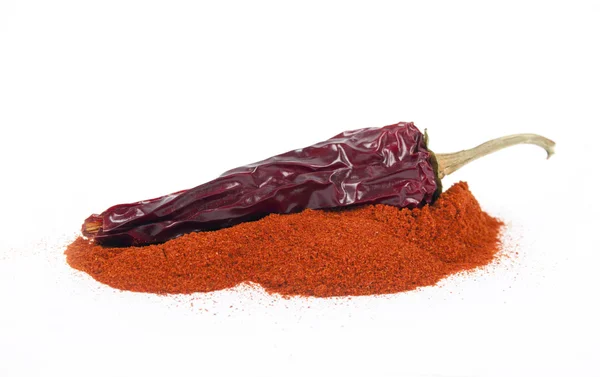 Droge rode chili peper en heap van de rode peppery kruid. geïsoleerd — Stockfoto