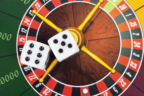 Cubi su sfondo roulette — Foto Stock