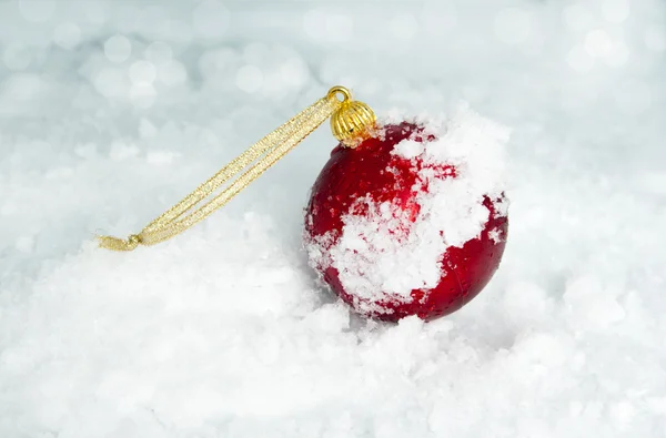 Κόκκινη Χριστουγεννιάτικη μπάλα στο χιόνι — Φωτογραφία Αρχείου