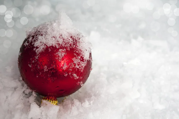Κόκκινη Χριστουγεννιάτικη μπάλα στο χιόνι — Φωτογραφία Αρχείου