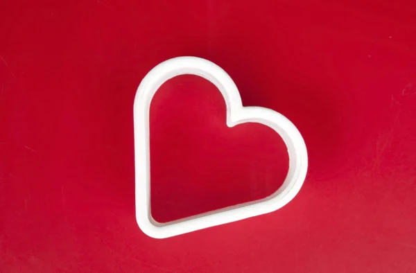 Formulär för cookies-hjärta på röd bakgrund — Stockfoto