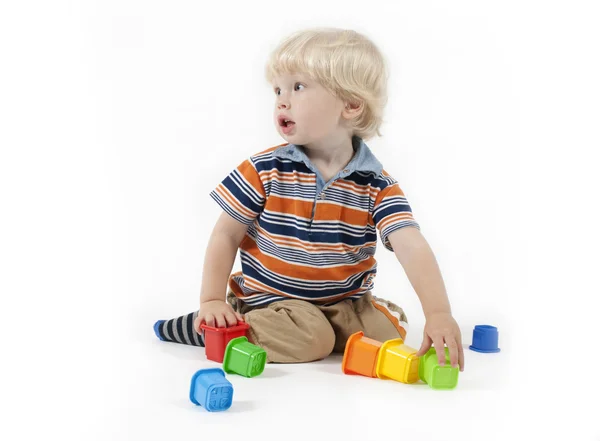 Szczęśliwe dziecko grające zabawki edukacyjne na białym tle — Zdjęcie stockowe